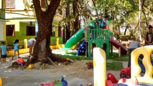 Um grupo de crianças está brincando em um playground.